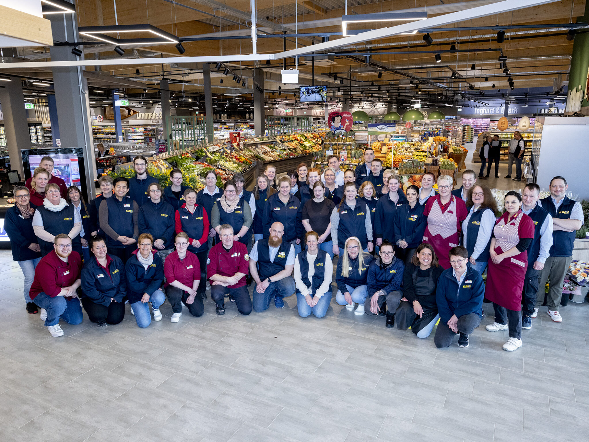 Neueröffnung des Glückstädter Markts EDEKA Frauen